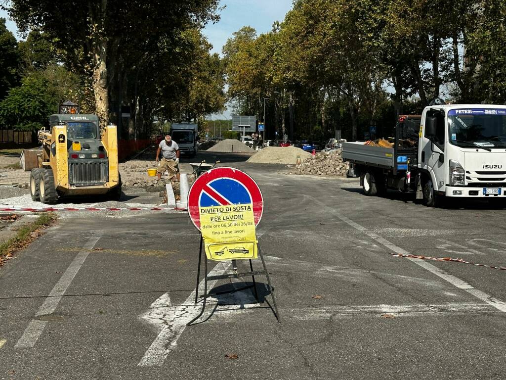 lavori parcheggio bus via maculani porfido