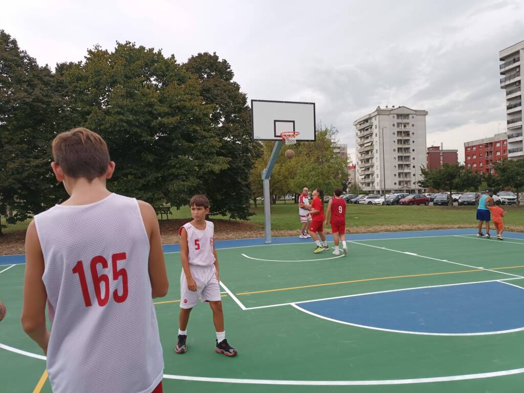 Taglio del nastro per il nuovo campo da basket in via Penitenti