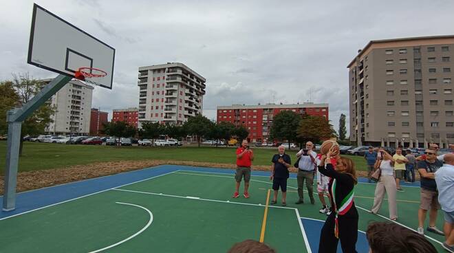 Taglio del nastro per il nuovo campo da basket in via Penitenti