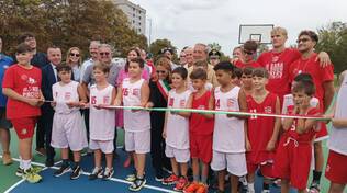 Taglio del nastro per il nuovo campo da basket in via Penitenti