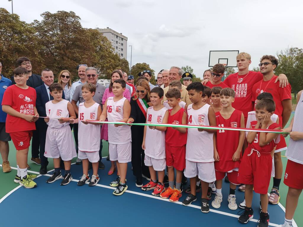 Taglio del nastro per il nuovo campo da basket in via Penitenti