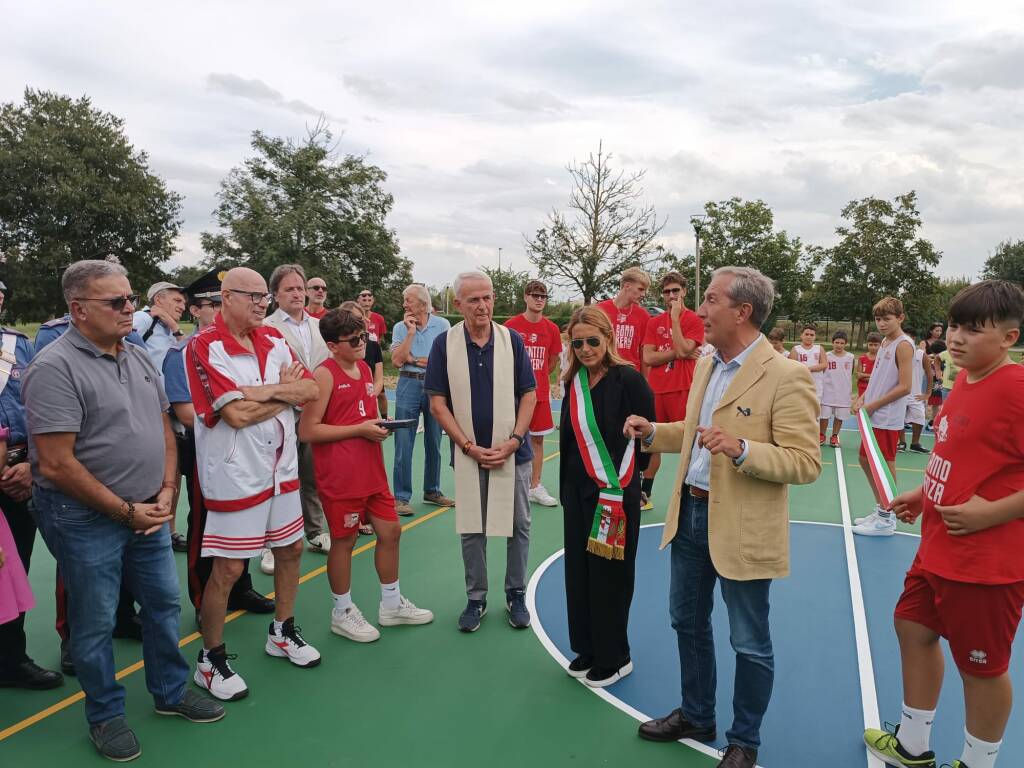 Taglio del nastro per il nuovo campo da basket in via Penitenti