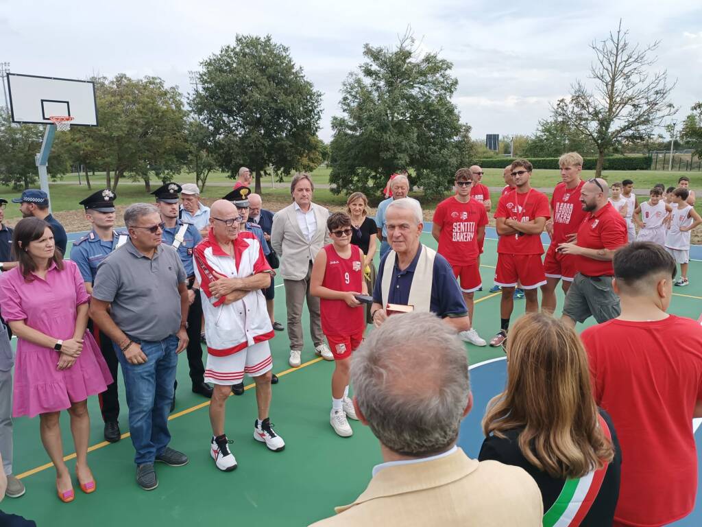 Taglio del nastro per il nuovo campo da basket in via Penitenti