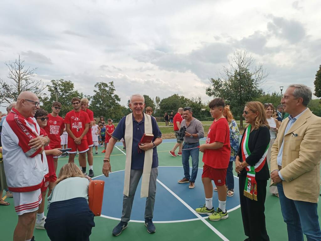 Taglio del nastro per il nuovo campo da basket in via Penitenti