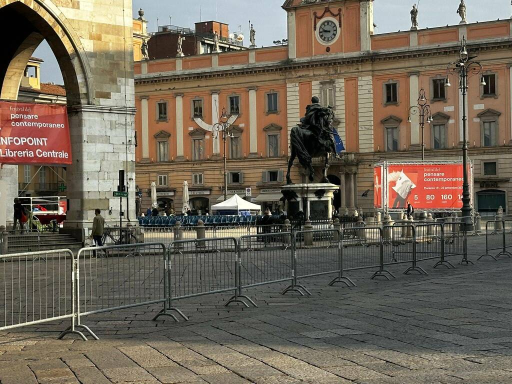 Transenne in piazza Cavalli per Mattarella